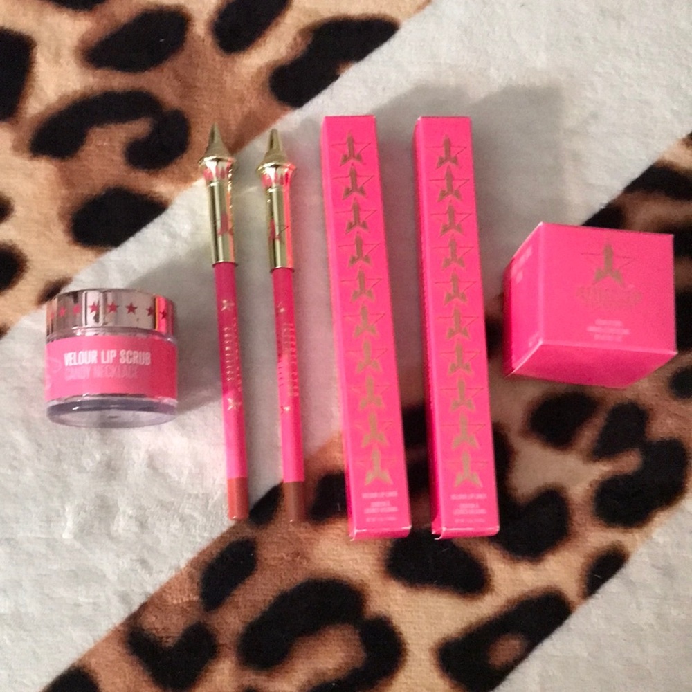 Jeffree star lip scrub in Candy necklace and 2 lip liners Leo and allegedly‎